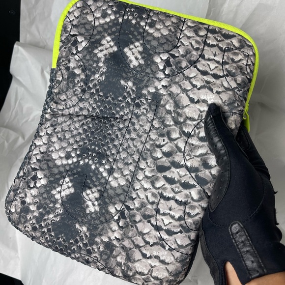 Preloved Marc by Marc Jacobs IPad Case - Picture 7 of 8